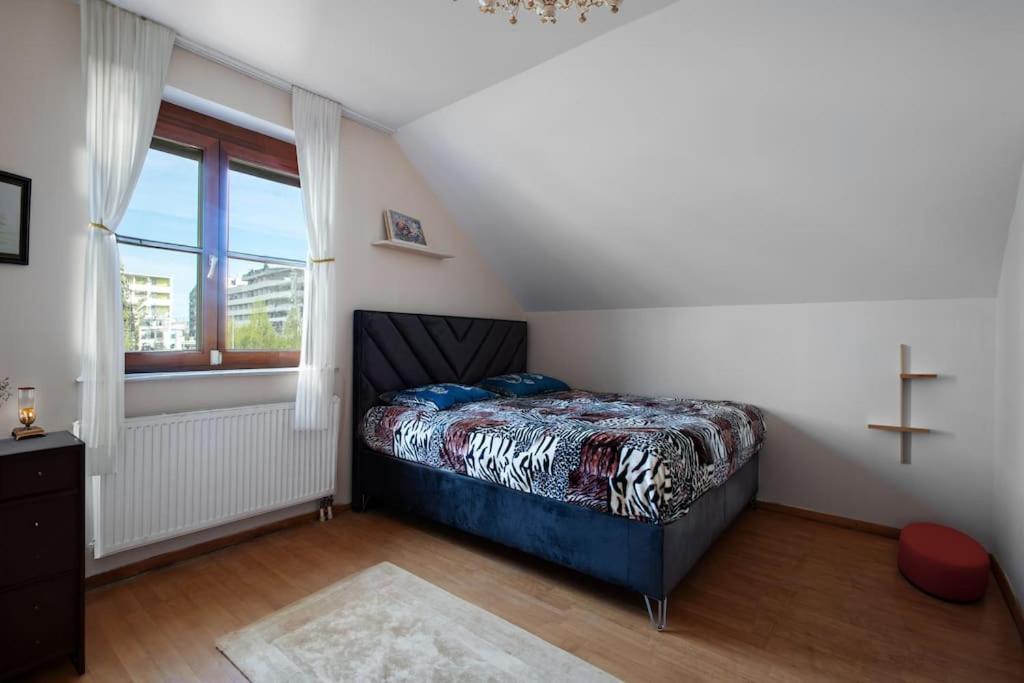 4-bedroom House & Large Garden Hébergement de vacances Vienne