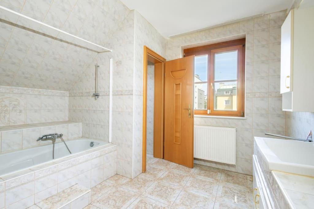 4-bedroom House & Large Garden Hébergement de vacances